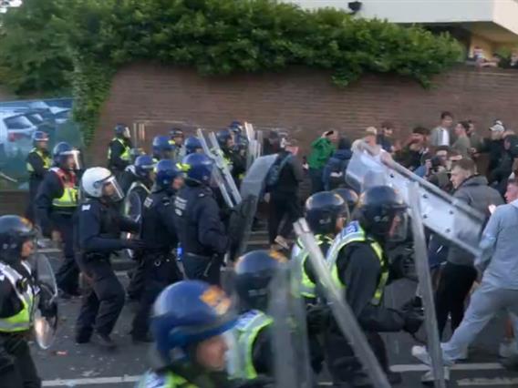 Насилни протести во Британија, откако Сик до смрт избоде студент (ВИДЕО)