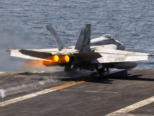 Американскиот „F/A-18“ неутрализираше ирански танкер
