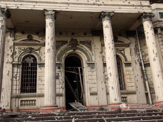 Девет лица се убиени во бранот руски напади врз Украина , оштетена е катедрала од 11 век