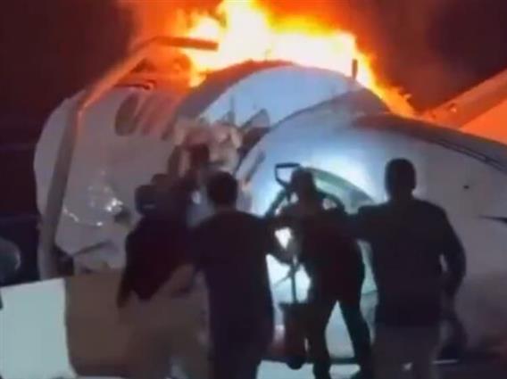 Авион падна на автопат во Тексас- луѓе кршат прозорци за да ги спасат патниците (ВИДЕО)