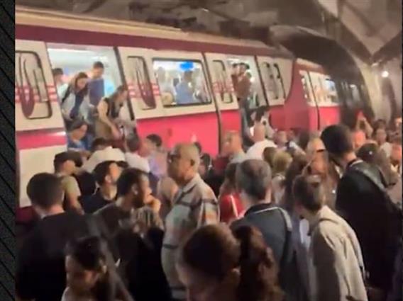 Драма во Истанбул: Воз во метрото излета од шините, патниците бегаат во паника (ВИДЕО) 