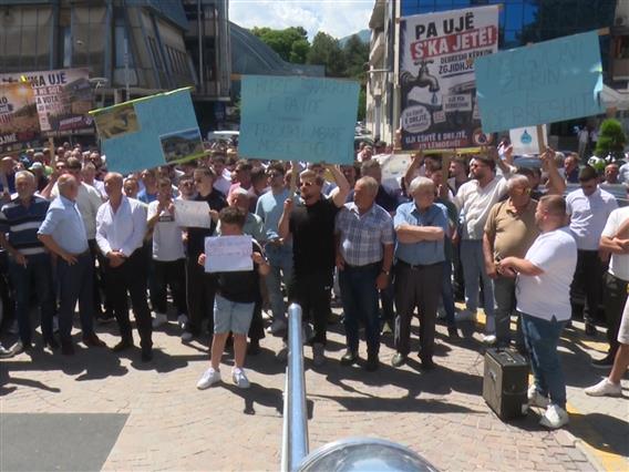 Жителите на Дебреше како во средниот век- се снаоѓаат за вода за основните потреби