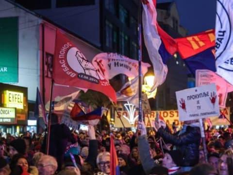 Протест во Нови Сад, се бараат предвремени парламентарни избори во Србија