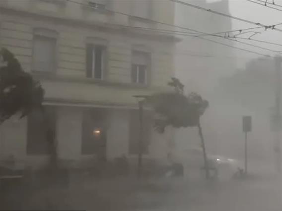 Страшно невреме ја погоди Швајцарија, загина тинејџерка во Цирих (ВИДЕО)