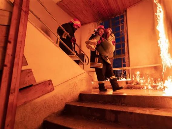  Страшен пожар во хотел во Хамбург- 160 спасувачи ги вадеа гостите од стихијата, 14 се повредени (ФОТО)