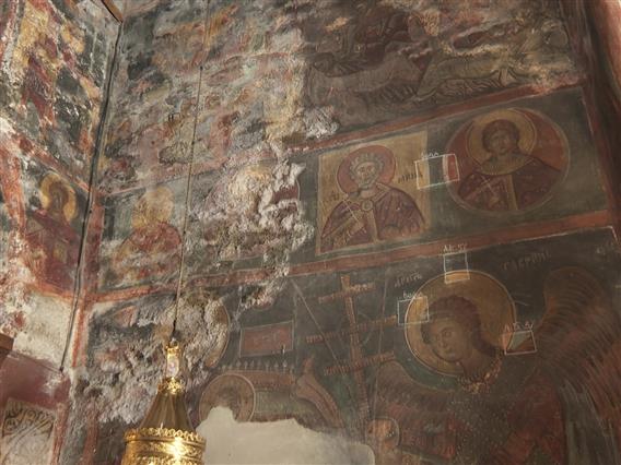 Влага, солни наслаги, видно ошетување на фреските во манастирот Успение на Пресвета Богородица на Матка