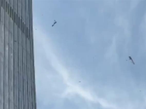 Мал авион се заби во највисокиот облакодер во Пекинг (ВИДЕО)