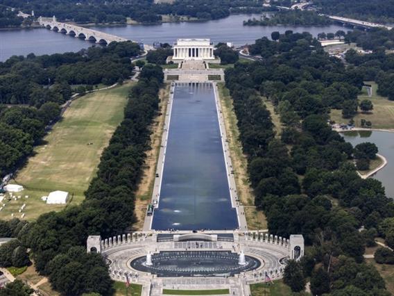 Нови проблеми со омилениот базен на Трамп во Вашингтон- некој со нож ја исекол изолацијата (ФОТО)