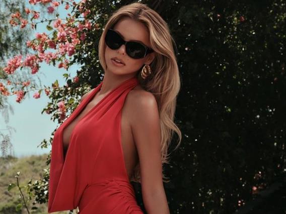 Ѕвездата од „Baywatch“ ужива на хрватскиот брег, се пофали со фотографии