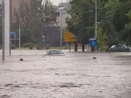 Дождот предизвика хаос во Скопје: Поплавени улици, возила под вода