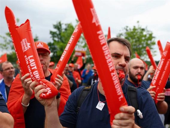 Работниците излегоа на улица по најавите на Фолксваген за отпуштање на 100.000 луѓе