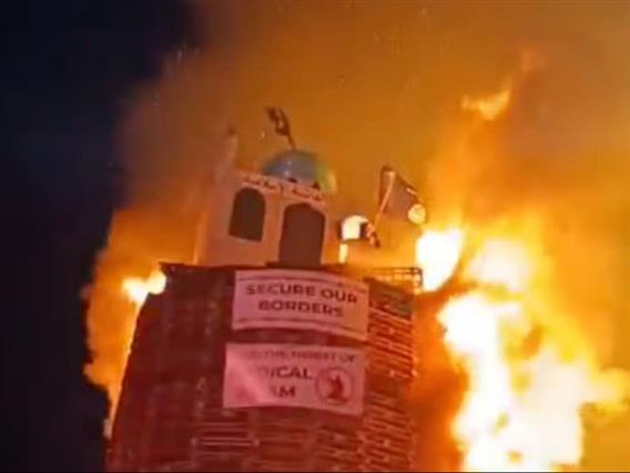 Реплика на џамија е запалена на клада во Северна Ирска: Чист израз на омраза (ВИДЕО)
