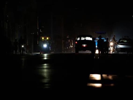 Куба и натаму во темнина- протести низ земјата, САД не отстапуваат од санкциите (ВИДЕО)