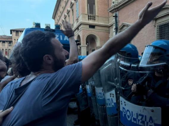 Насилни протести во Болоња поради смрт на Мароканец, кој почина при апсење- гореа автомобили (ВИДЕО)