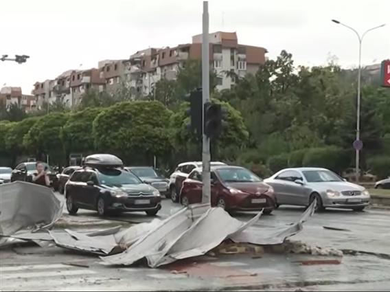 По невремето во Скопје: Петнаесет повредени,117 оштетени патнички моторни возила, 35 оштетени покриви, 189 паднати дрва, 7 семафори, 5 пожари
