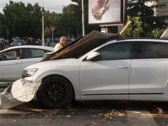 Десетици повредени граѓани, оштетени автомобили и објекти остави невремето зад себе 
