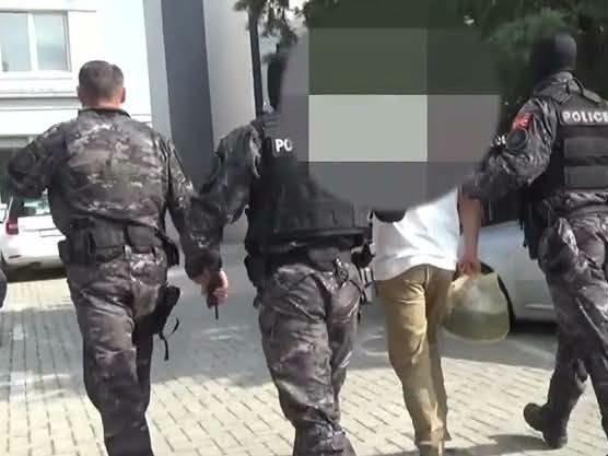 Струмичанец превезувал мигранти со возило со таблички од друго возило и без возачка- уапсен е 