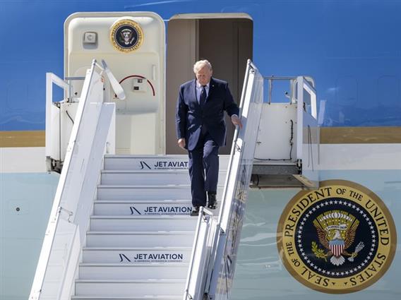 Њујорк Тајмс: Тајните служби го предупредиле Трамп, среде патување го смени претседателскиот авион