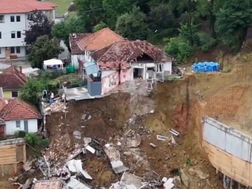 Драматично во Нови Пазар: Половина куќа виси во бездна, свлечиштето ја носи (ВИДЕО)