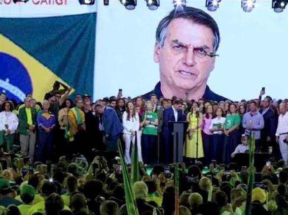 Болсонаро не смее јавно да се појавува, па настапи како аватар на митингот на син му (ВИДЕО)