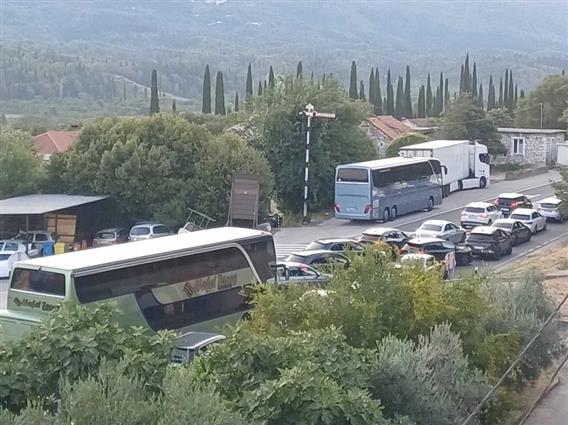 Колоните возила на југот на Хрватска надминуваат 20 километри, локалното население ги прима патниците во своите домови
