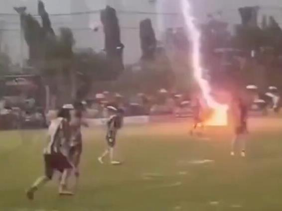Видео-Трагедија: Гром усмрти фудбалер!  Повредени се уште 12 играчи!