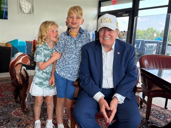 Ерик Трамп објави фотографија од својот татко, луѓето мислат дека е вештачка интелигенција