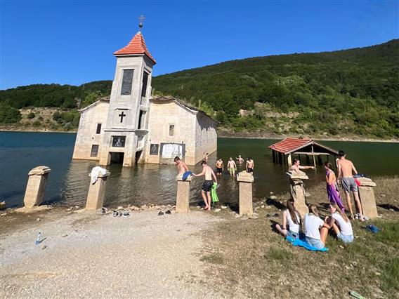 Туристи во костими за капење се качија на црквата во Мавровско езеро, низа реакции на социјалните мрежи 