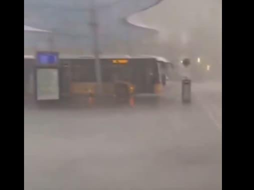 Страшно невреме ја погоди Швајцарија: Деца бегаа со крвави глави, градот уништи автомобили (ВИДЕО)