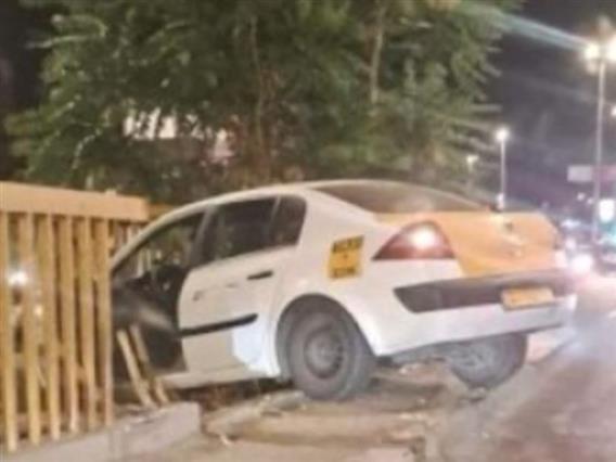 Tакси возило се заби во ограда на булевар „Србија“