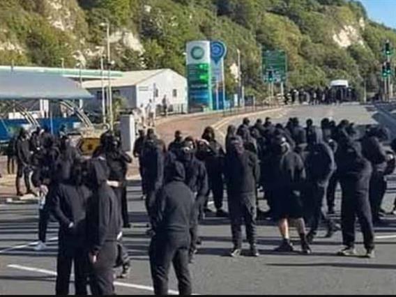 Хаос во Англија: маскирани демонстранти го блокираа Довер, запрен е сообраќајот кон Европа (ВИДЕО)