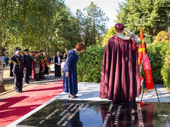 Сиљановска-Давкова положи цвеќе на вечните почивалишта на Киро Глигоров, Борис Трајковски и Никола Кљусев 