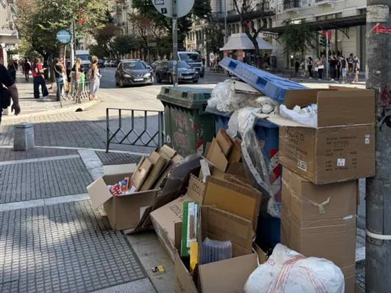 „Чистотата” на европски Солун попладнево на главната трговска и туристичка улица Тсимиски