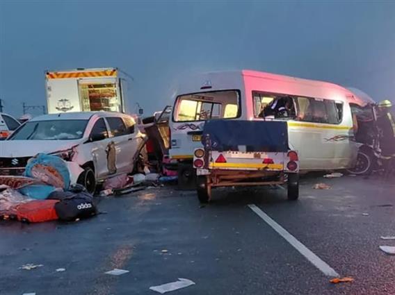 Најмалку 21 жртва во страшна сообраќајна несреќа во Јужна Африка 