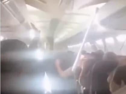 Паника во Боинг 737: Патниците врескаат, паѓа таванот- авионот останал без пнеуматици (ВИДЕО)