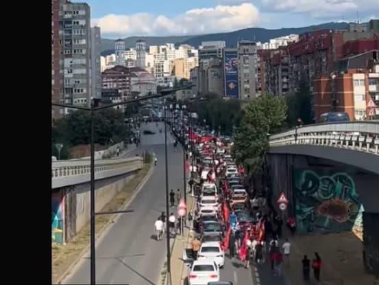 Голем протест во Приштина- толпа граѓани се движи кон плоштадот, се очекуваат насилни протести (ВИДЕО)