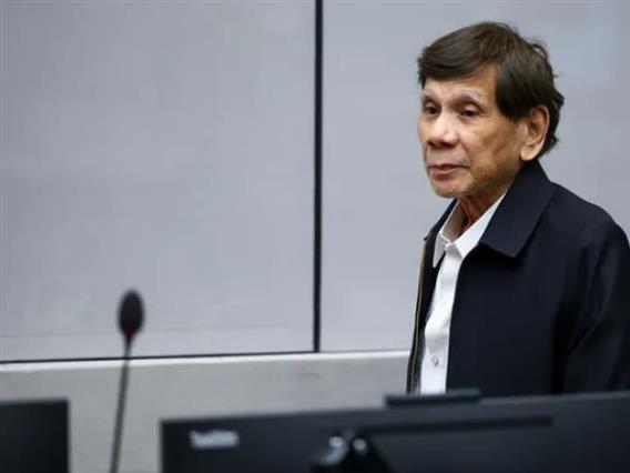 Поранешен претседател за прв пат пред судот во Хаг- го товарат за илјадници убиства