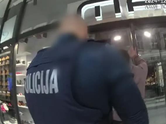 Полицајци во Љубљана соборија маж и го држат за врат- вика дека не може да дише, па почина (ВИДЕО)