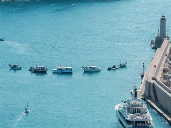 Патници заробени на море кај Ница- рибарите го блокираат пристаништето поради цените на дизелот 