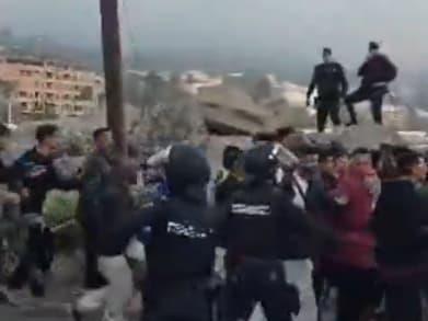 Хаос во Сеута- мигрантите ја нападнаа шпанската полиција, ангажирана е и војската- има повредени (ВИДЕО)