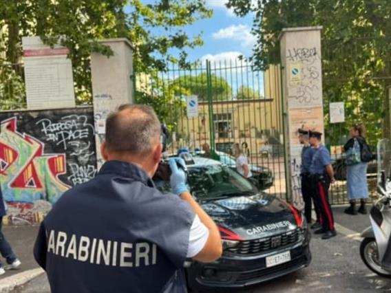 Драма во Италија: Ученик нападна наставничка со нож, насилството го пренесувал во живо  