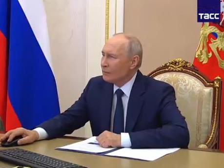 Видео:  Путин гласаше преку интернет на изборите во Русија, видеото стана хит.