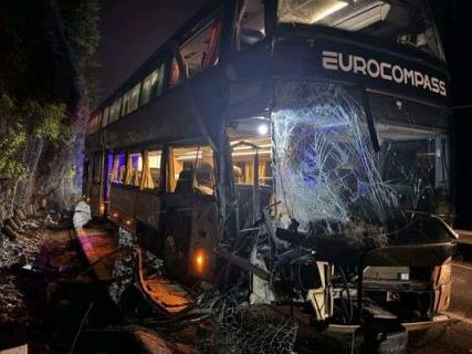 Несреќа во Црна Гора:Карпа падна врз автобус полн со ученици на екскурзија, има повредени