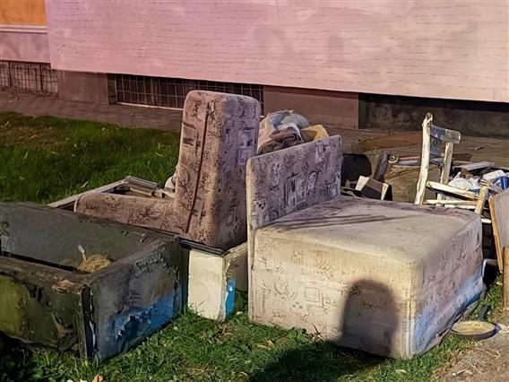 Скопјанец ја исфрли „цела дневна соба“ на улица во Кисела Вода – има ли „лек“ за несовесните граѓани