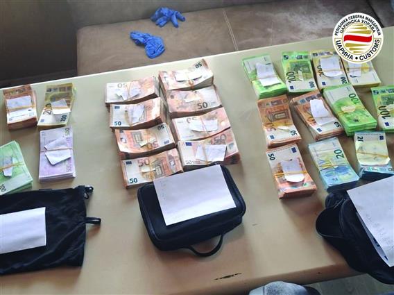 Унгарец во повеќе торби сокрил девизи, Царината спречи обид за нелегален внес на 200.000 евра на Табановце 
