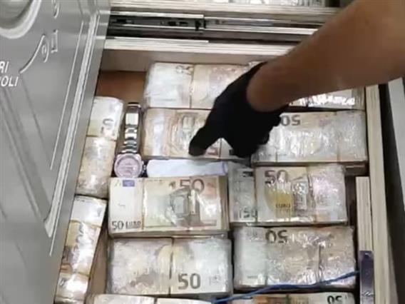 Мафијата криела над 3 милиони евра во ѕидови и под на стан кај Неапол- уапсени се 34 лица (ВИДЕО)