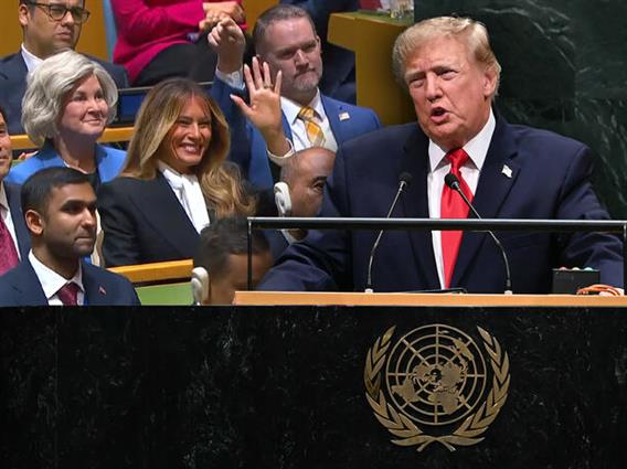 Видео: Трамп го прекина говорот поради Меланија – погледнете ја нејзината реакција! 
