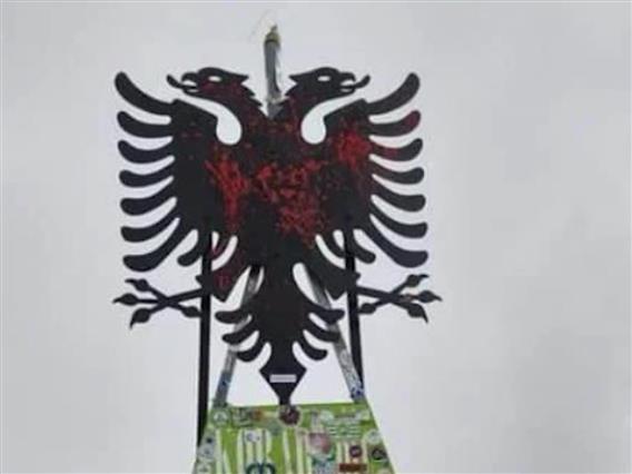 Кој и зошто постави метален двоглав орел на највисокиот врв во Македонија, Кораб?