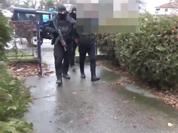 Полицијата врши претреси на повеќе локации во Скопје, уапсени се неколу лица, пронајдено оружје и знаме на ИСИС