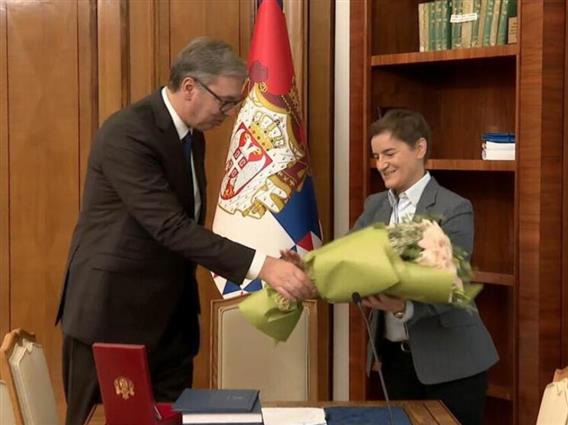 Вучиќ ѝ ја предаде претседателската должност на Ана Брнабиќ и влезе во трката за иден премиер